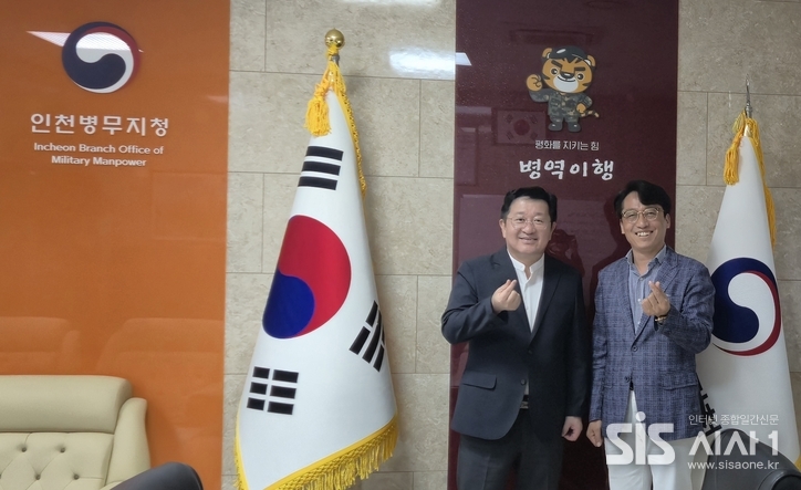 지난 1일 인천병무지청 강당에서 열린 적극행정 강연에 앞서 전재천 청장(좌)과 적극행정 전문강사 하충수 박사(우)가 환담을 나누며 기념촬영을 하고 있다.(사진 제공 = 박은미 기자) 