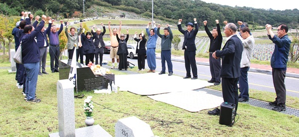 무후 광복군 묘역에서 만세삼창을 외친 시민단체 대표들(개헌개혁행동마당).