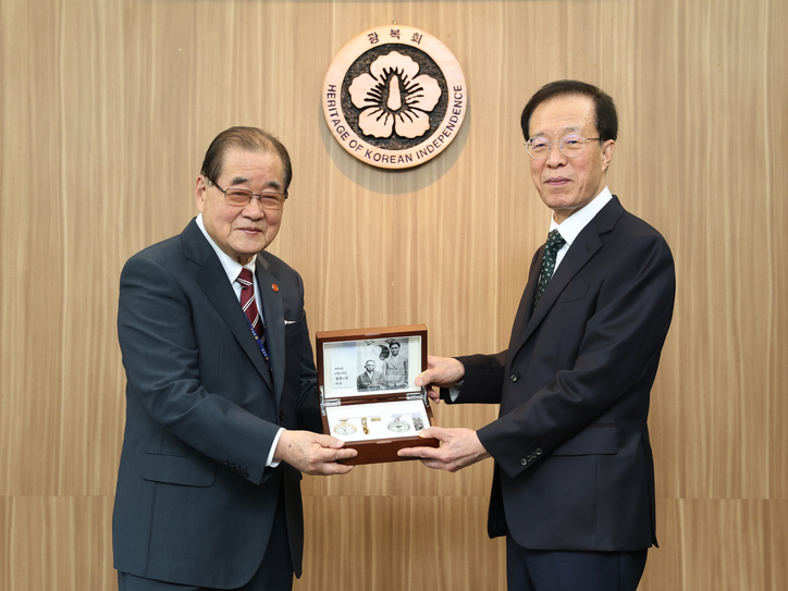 대통령직속 국민통합위원회 이석연 위원장은 22일 오전 11시 이종찬 광복회장을 예방하고 국민통합에 대한 조언을 구했다. / 국민통합위