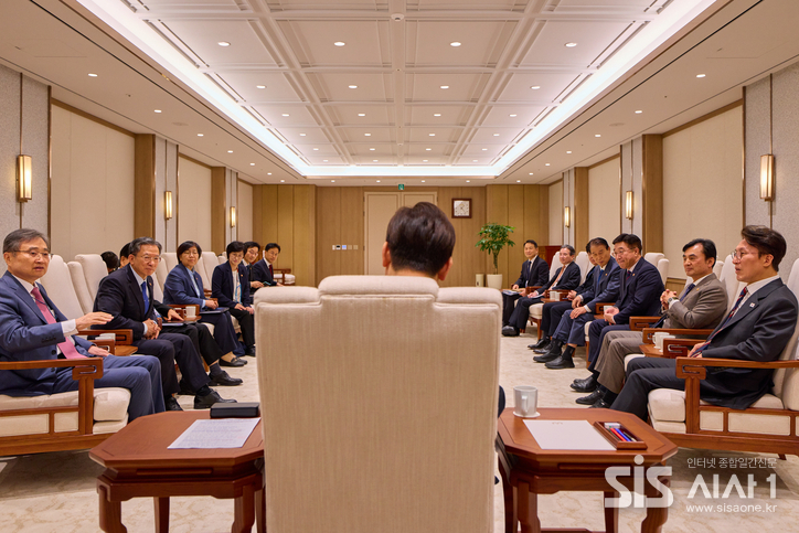 이재명 대통령과 김민석 국무총리를 비롯한 국무위원들간 차담회가 21일 서울 용산 대통령실에서 진행됐다. / 대통령실