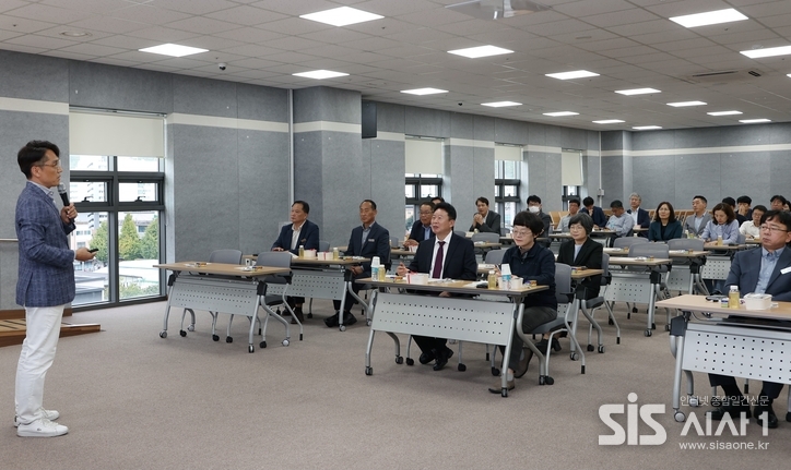 16일 2청사 통합교육장에 마련된 4대 폭력예방교육 현장에 서태원 군수와 김미성 부군수가 나란히 참석해 직원들과 함께 강연에 집중하고 있다.(사진 제공=가평군청)