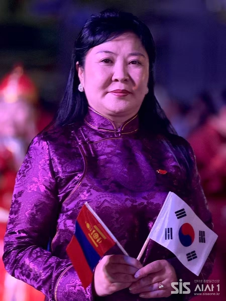 19일 몽골 예술단 Dolgorsuren Munkhchuluun(덜거르수렝 뭉크촐롱)가 전통 의상을 입고 양 국가의 국기를 들고 있다.(사진=(사)한국문화예술국제교류 제공)