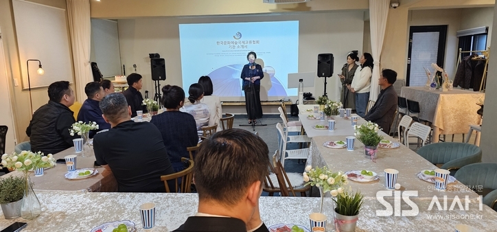 20일 공익법인 (사)한국문화예술국제교류 장유리 이사장이 공식 방문한 몽골 예술단들에게 다양한 분야에 대해 설명하고 있다. (사진=윤여진 기자)