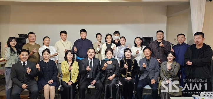 20일 몽골 예술단과 (사)한국문화예술국제교류 임원들이 공식 행사가 끝난 뒤 기념 촬영을 하고 있다.(사진=윤여진 기자)