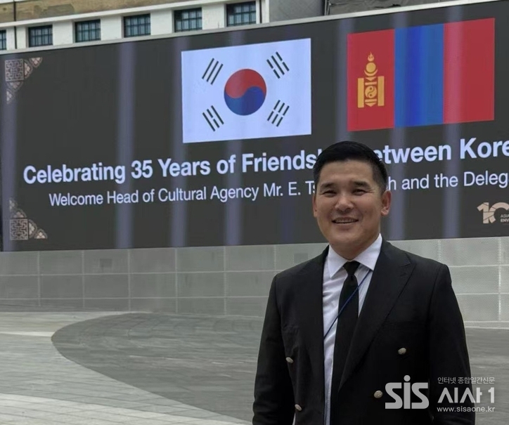 19일 몽골 울란바토르시 문화예술청의 청장 Nkhtaivan Tsend-Ayush(크타이왕 첸드아요시) 이 한-몽 축제 현수막 앞에서 기념 촬영을 하고 있다.(사진=(사)한국문화예술국제교류 제공)