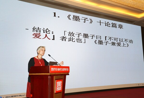 사진: 5월 13일 중국 동부 산둥성의 성도 지난에서 개최된 제14회 국제 묵자 학술 세미나에서 한 외국인 전문가가 기조연설을 진행하고 있다.