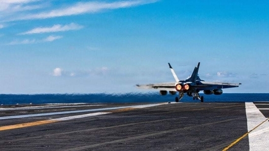 美·이란 협상 기대 속 군사 충돌 격화…항모·전략폭격기 투입