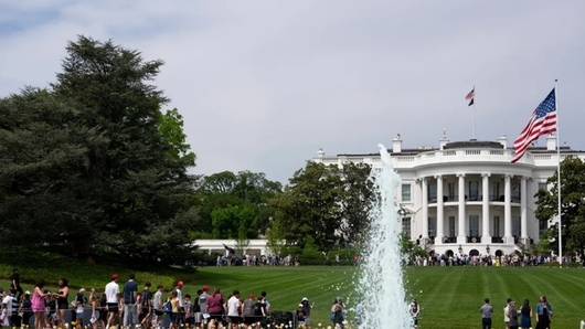 트럼프, 백악관 출입기자단 만찬 중 긴급 대피…행사장 아수라장