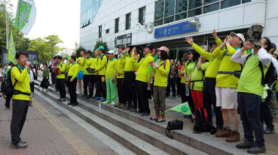 도보에 앞서 신계륜 의원이 인사말을 하고 있다./사진=김철관 논설실장 도보에 앞서 신계륜 의원이 인사말을 하고 있다./사진=김철관 논설실장