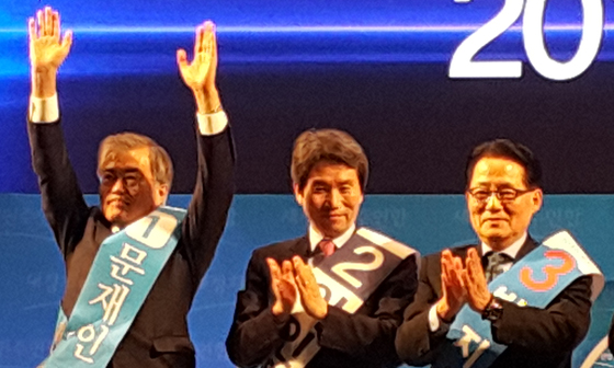 문재인 당대표가 손을 번쩍 들고 있다(최만길 제공)