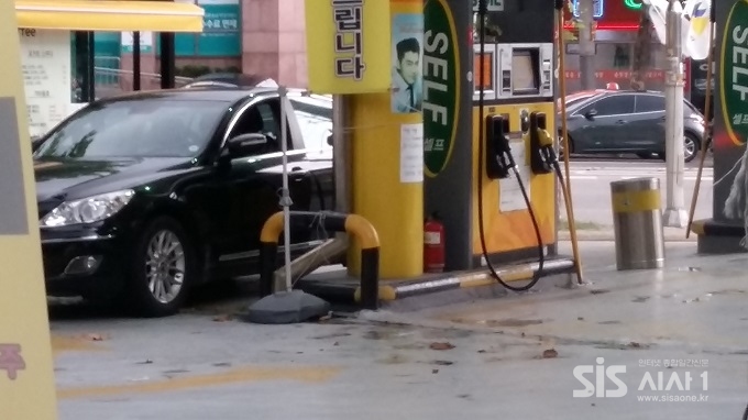 16일 오후 서울의 한 주유소에서 휘발유를 주유하고 있다. 국제 원유 과잉공급과 중국 위안화 절하로 국제유가가 급락하고 국내유가도 떨어지고 있다.