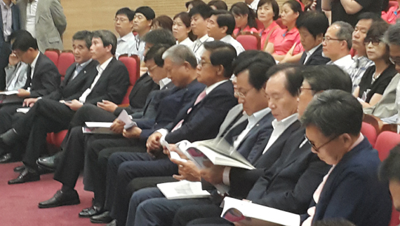 3일 오후 국회의원회관 대회의실에서 열린 공무원노조법 개정 국회토론회에서 김철관 인터넷기자협회장(오른쪽)이 조원진 새누리당의원, 이인제 최고위원, 오영식 새정치민주연합 최고위원 등과 함께 맨 앞자리에 앉아 토론회를 지켜봤다.