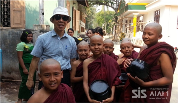마하간다용 승려학교 어린 학생들과 함께