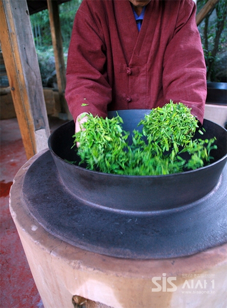 차 덖는 과정<사진제공=문화재청>