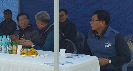 좌로부터 박원순 서울시장, 김동만 노총위원장, 서종수 서울노총 의장이다.