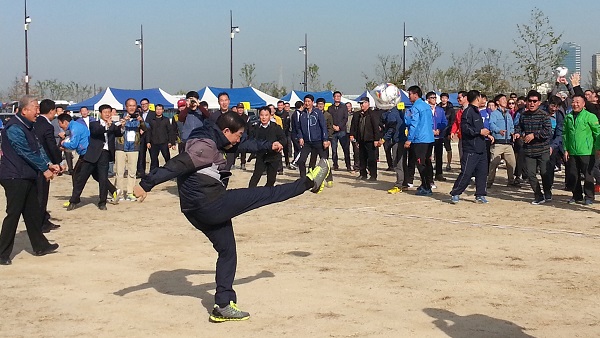 박원순 시장이 공을 걷어 차고 난 후의 포즈이다.