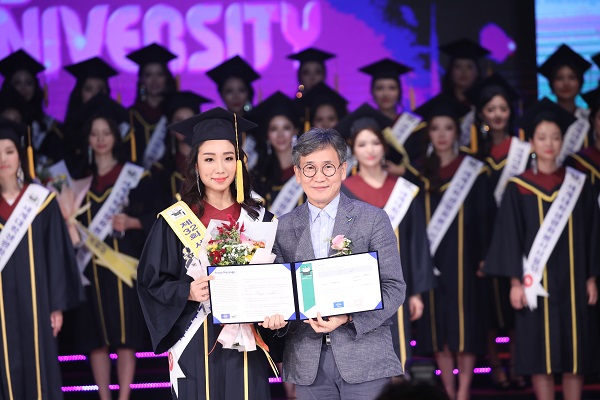 환경포럼상을 받은 장윤정양과 김철관 한국인터넷기자협회장이다.