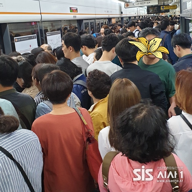 서울지하철 3호선에 승차하기 위한 시민들의 모습 (사진=시사1 DB)