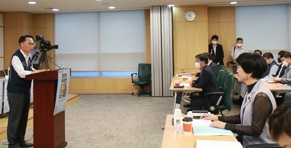 산업안전보건청 설립 입법공청회에서 허권 한국노총 상임부위원장이 축사를 하고 있다.