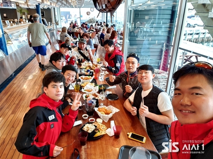 가벼운 식사를 마치고 대원들과 기념촬영을 하고 있다.(사진=남극 장보고과학기지 월동대 지구물리대원 송준영 제공)