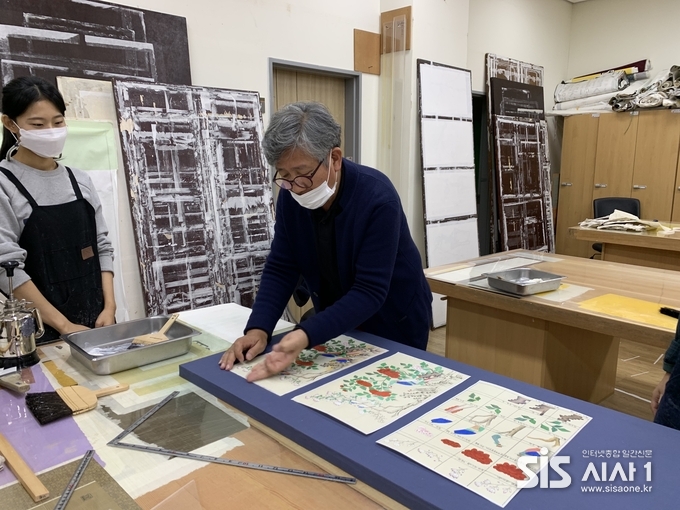 정 대표가 자신의 배첩 기술을 전통문화교육원 학생들에게 가르치는 모습이다.
