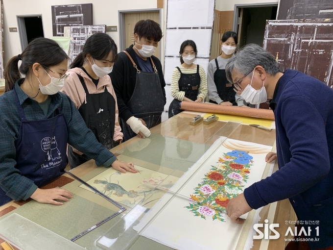 정 대표가 전통문화교육원 학생들에게 배첩 강의를 진행 중이다.
