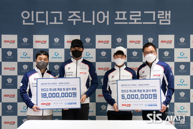 이재우 감독(왼쪽), 이창욱 드라이버(왼쪽에서 두 번째), 강승영 드라이버(오른쪽에서 두 번째)와 고장환 팀장이 후원 연장 협약을 체결하고 기념 촬영을 하고 있다. (자료 = 현대성우쏠라이트)