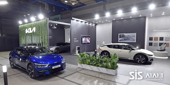 xEV 트렌드 코리아 2021에 전시된 기아 EV6 (자료 = 기아)