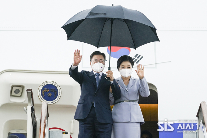 문재인 대통령과 김정숙 여사가 영국 G7 정상회의와 오스트리아, 스페인 국빈 방문일정을 모두 마치고 18일 오전 서울공항에 도착해 손을 흔들고 있다. (사진=청와대 제공)2021.6.18/시사1
