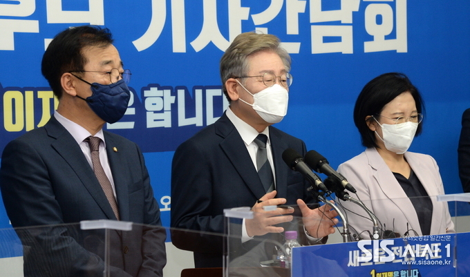 이재명 경기도지사와 김윤덕 민주당 의원. (출처 = 김윤덕 의원실)