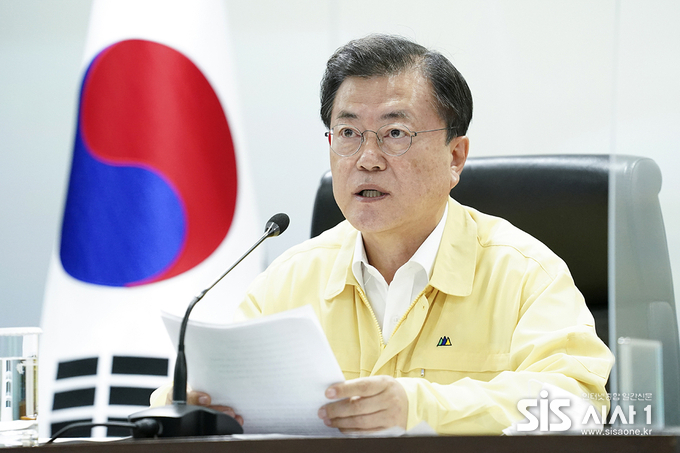 문재인 대통령이 지난달 25일 청와대에서 코로나19 중앙재난안전대책본부 회의를 직접 주재하고 있다.(사진=청와대 제공)