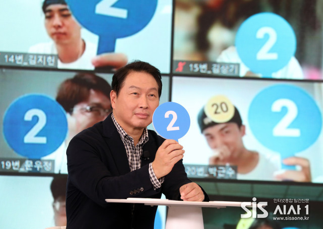 최태원 SK그룹 회장이 경기도 이천 SKMS연구소에서 열린 ‘이천포럼 2021’ 퀴즈 이벤트에서 구성원들과 퀴즈를 풀고 있다. (자료 = SK)