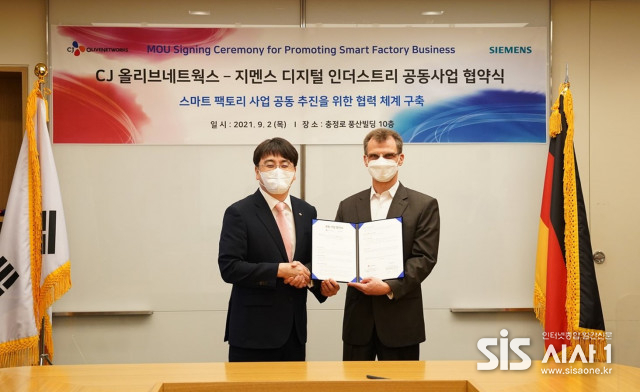 차인혁 CJ 올리브네트웍스 대표(왼쪽)와 토마스 슈미드 한국지멘스 디지털 인더스트리 부문 대표가 체결식에서 기념 촬영을 하고 있다. (자료 = 한국지멘스)