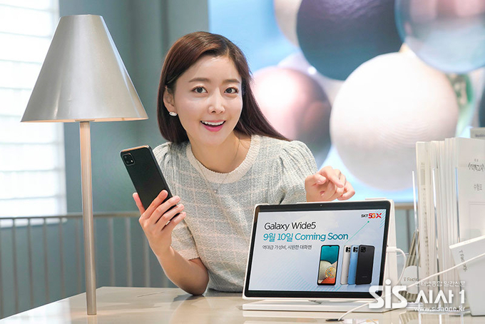 SK텔레콤은 40만 원대에 6.6인치 대화면을 탑재한 가성비 5G 스마트폰 ‘갤럭시 와이드5’를 10일부터 공식 온라인몰 T다이렉트샵과 오프라인 매장 T월드에서 단독 출시한다고 밝혔다. (자료 = SK텔레콤)