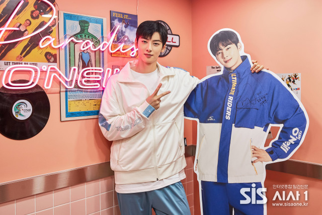 포토존에서 자신의 사진과 함께 한 차은우 (자료 = 한성에프아이)