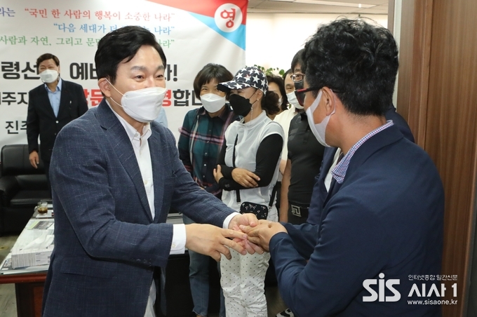 원희룡 전 제주도지사가 유권자들과 인사를 나누는 모습이다. (출처 = 원희룡 캠프)