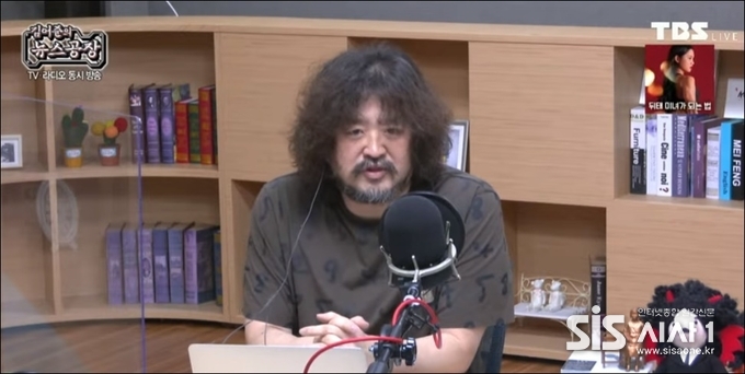 방송인 김어준씨가 보이는 라디오 '뉴스공장'을 진행하는 모습이다. (출처 = 김어준의 뉴스공장 유튜브 화면 캡처)