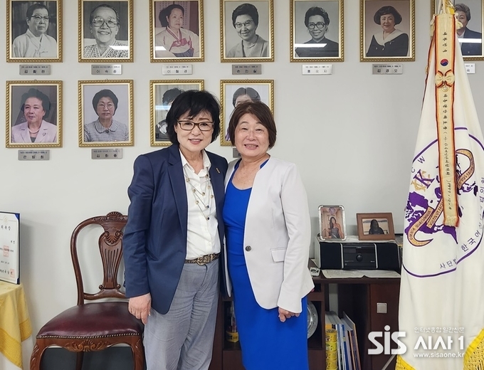 출처 : 한국여성단체협의회.(허명 한국여성단체협의회장과 타에코 하야시 FAWA 공동의장이 27일 여협 사옥에서 만나 기념촬영에 임한 모습이다.)