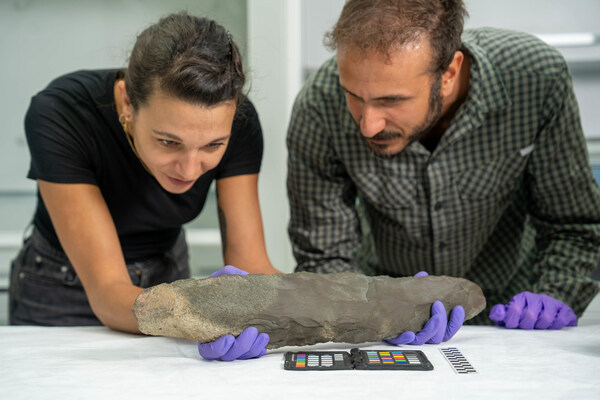 Dr Omer Aksoy and Giulia Edmond Measuring the Hand Axe